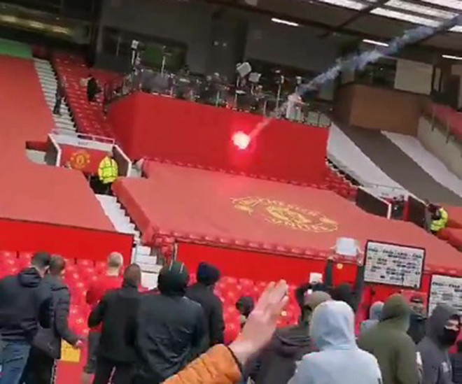 Toàn bộ diễn biến vụ biểu tình khiến trận MU vs Liverpool bị hoãn
