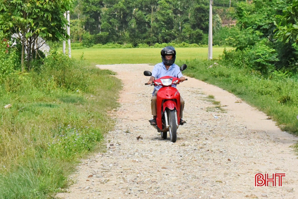 Cần ưu tiên bố trí kinh phí làm đường từ Le Ve Cửa Trẹm đến bãi rác Hồng Lộc