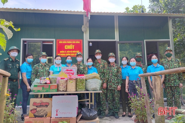 Phụ nữ huyện miền núi Hà Tĩnh tặng quà, động viên lực lượng chống dịch nơi biên giới