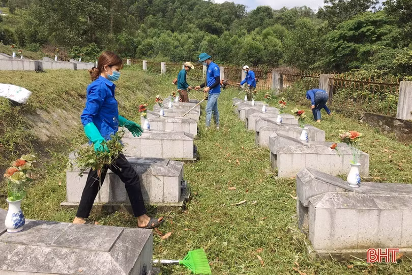 Người dân Hương Sơn làm sạch nghĩa trang, chuẩn bị cho đợt quy tập liệt sĩ