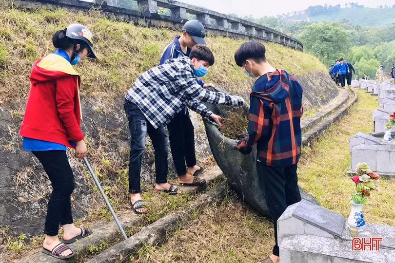 Người dân Hương Sơn làm sạch nghĩa trang, chuẩn bị cho đợt quy tập liệt sĩ