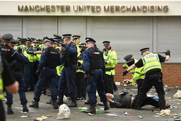 Toàn bộ diễn biến vụ biểu tình khiến trận MU vs Liverpool bị hoãn