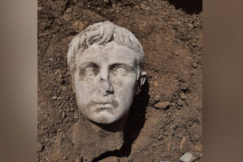 Khai quật đầu tượng bằng đá cẩm thạch 2.000 năm tuổi của Hoàng đế La Mã đầu tiên