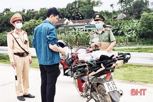 Vũ Quang xử phạt 25 triệu đồng đối với 16 trường hợp không đeo khẩu trang nơi công cộng