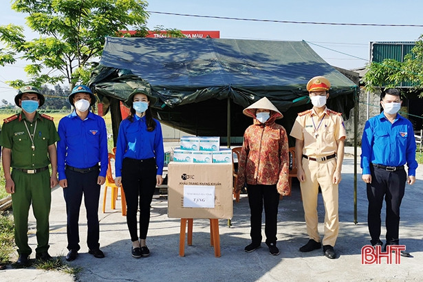 Tặng 15.000 khẩu trang cho chốt kiểm soát và đội tình nguyện phòng dịch Coivd-19