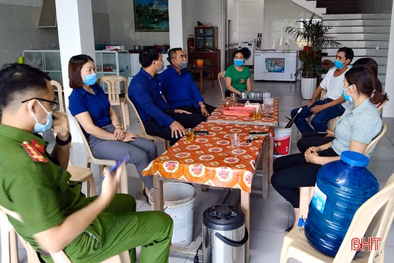 Phụ nữ Hà Tĩnh bền bỉ tuyên truyền, hỗ trợ phòng chống dịch Covid-19