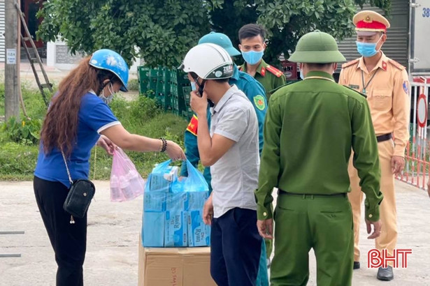 Nhiều phần quà gửi đến các lực lượng tuyến đầu “tâm dịch” Hà Tĩnh