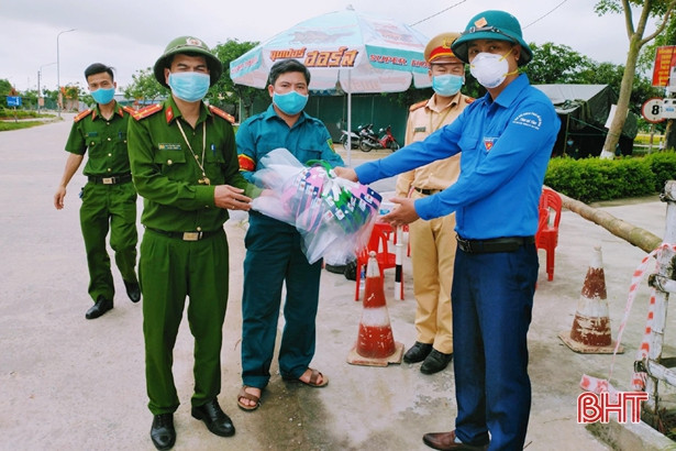Nhiều phần quà gửi đến các lực lượng tuyến đầu “tâm dịch” Hà Tĩnh