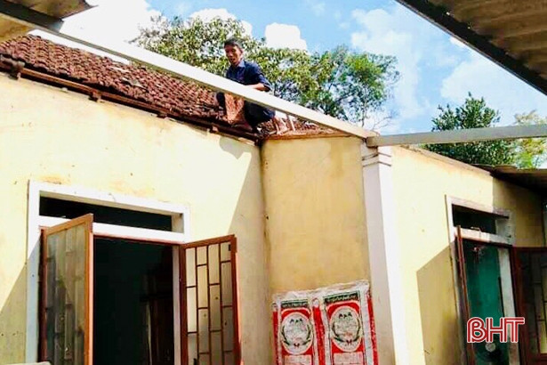 Lốc xoáy làm tốc 171 mái nhà, công trình ở huyện miền núi Hà Tĩnh