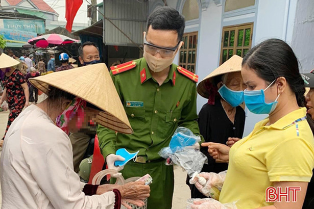 Xử phạt 19 người ở Cẩm Xuyên không đeo khẩu trang nơi công cộng