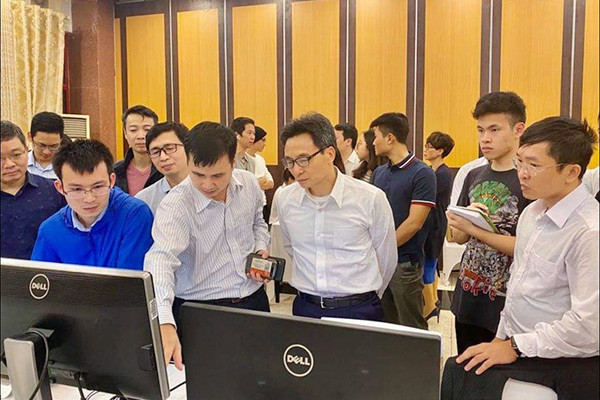 Tổ thông tin đáp ứng nhanh của Ban chỉ đạo quốc gia về phòng chống dịch Covid-19 báo cáo Phó Thủ tướng Vũ Đức Đam về kết quả truy vết trong đợt dịch trước (Ảnh: suckhoedoisong.vn) Tái kích hoạt tổ thông tin đáp ứng nhanh giúp phân tích dữ liệu về dịch Covid-19