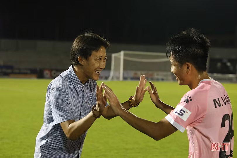 Hồng Lĩnh Hà Tĩnh và “màu hồng đổi vận” của HLV Nguyễn Thành Công