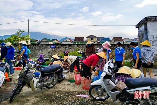 Phụ nữ Hà Tĩnh truyền thông phòng dịch Covid-19 ở chợ nông thôn