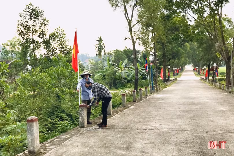 Người dân Hương Sơn làm sạch nghĩa trang, chuẩn bị cho đợt quy tập liệt sĩ