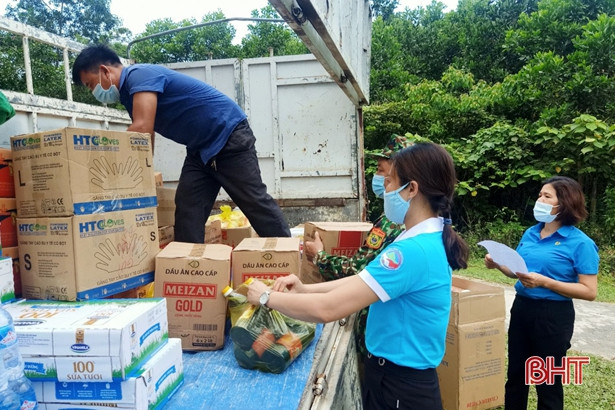 Hương Sơn tặng vật tư y tế cho lực lượng phòng, chống Covid-19