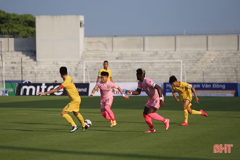 Hồng Lĩnh Hà Tĩnh và “màu hồng đổi vận” của HLV Nguyễn Thành Công