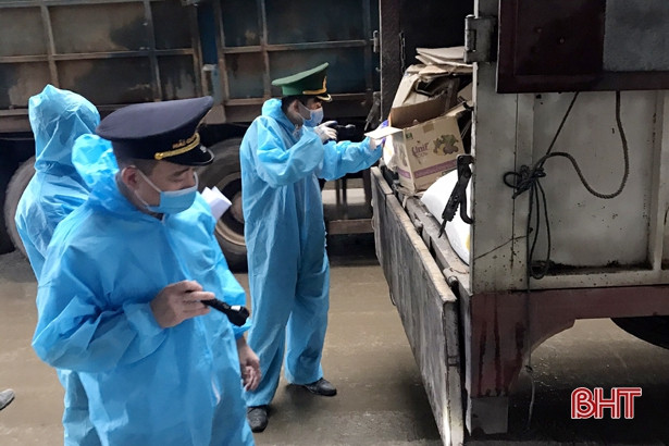 Tiêm vắc-xin phòng dịch Covid-19 cho lực lượng hải quan ở biên giới Hà Tĩnh