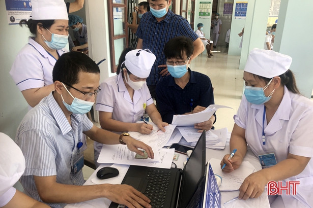 Tiêm vắc-xin phòng dịch Covid-19 cho lực lượng hải quan ở biên giới Hà Tĩnh