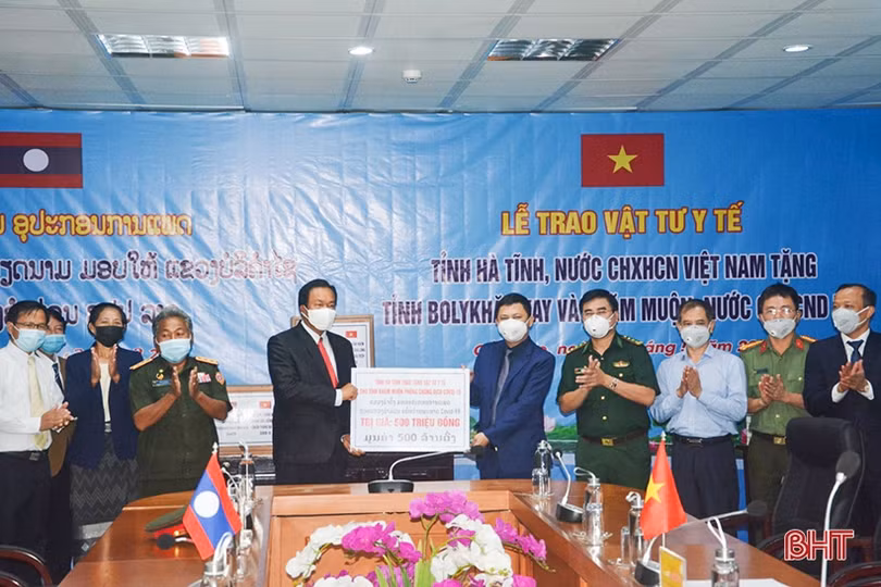 Hà Tĩnh trao tặng vật tư y tế phòng, chống dịch Covid-19 cho 2 tỉnh Bôlykhămxay và Khăm Muộn