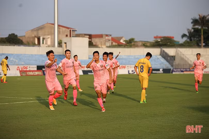 Hồng Lĩnh Hà Tĩnh và “màu hồng đổi vận” của HLV Nguyễn Thành Công