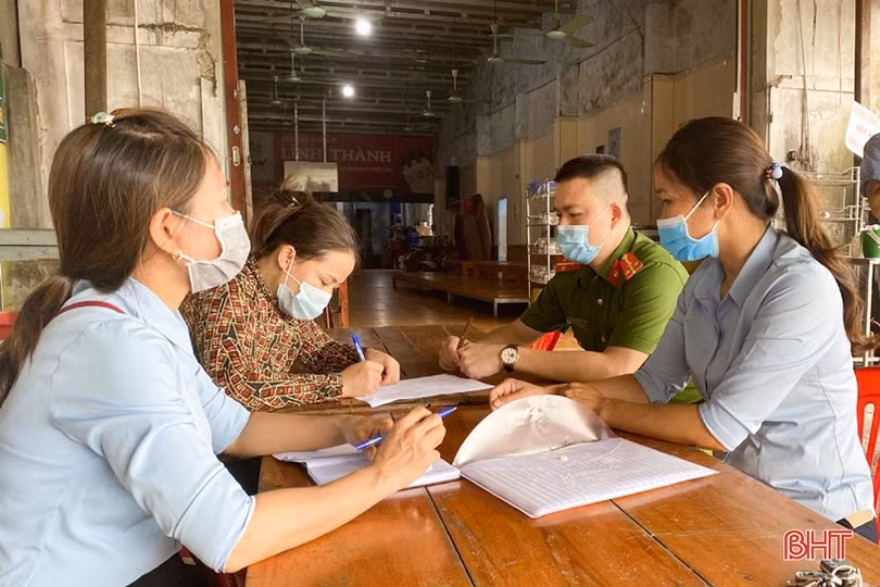 Phụ nữ Hà Tĩnh bền bỉ tuyên truyền, hỗ trợ phòng chống dịch Covid-19