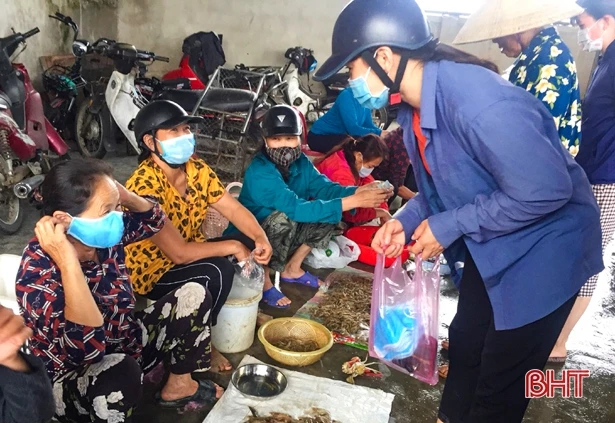 Phụ nữ Hà Tĩnh truyền thông phòng dịch Covid-19 ở chợ nông thôn