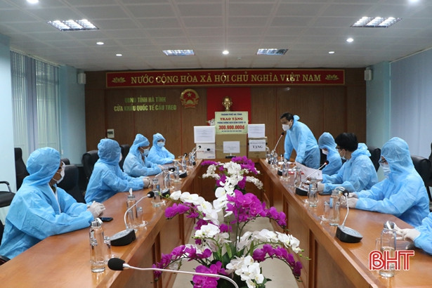 TP Hà Tĩnh tặng trang thiết bị y tế giúp huyện Pặc Xăn phòng chống dịch Covid-19
