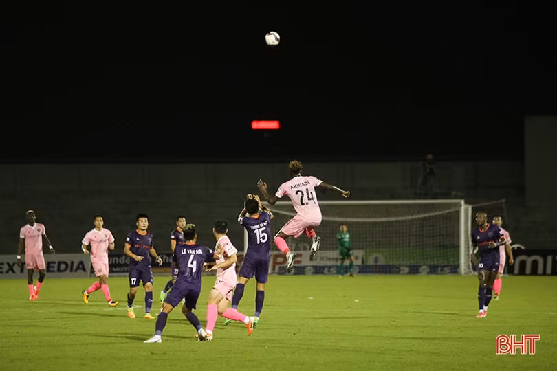 Hồng Lĩnh Hà Tĩnh và “màu hồng đổi vận” của HLV Nguyễn Thành Công