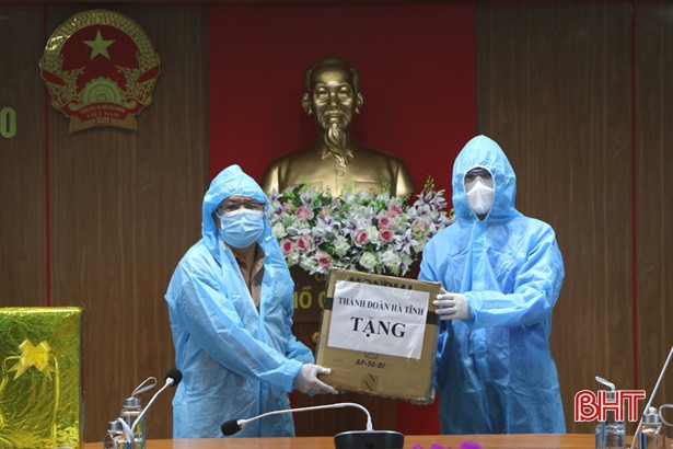 TP Hà Tĩnh tặng trang thiết bị y tế giúp huyện Pặc Xăn phòng chống dịch Covid-19