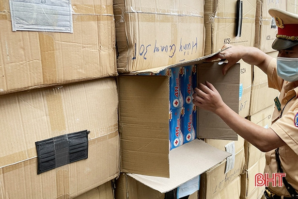 Hà Tĩnh: Bắt giữ xe tải chở 122.500 khẩu trang không rõ nguồn gốc xuất xứ