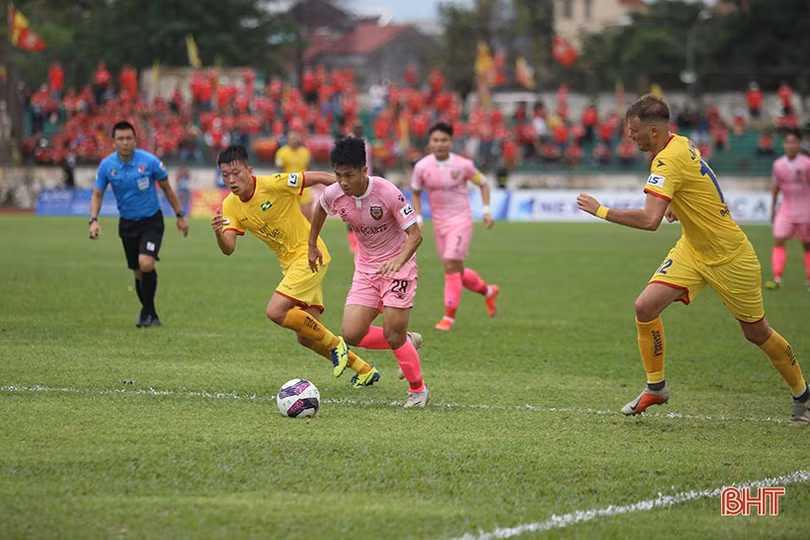 Hồng Lĩnh Hà Tĩnh và “màu hồng đổi vận” của HLV Nguyễn Thành Công