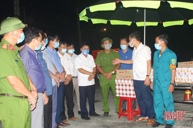 Lãnh đạo Thạch Hà động viên các lực lượng làm nhiệm vụ chống dịch
