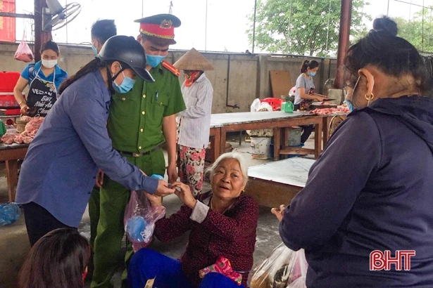 Phụ nữ Hà Tĩnh truyền thông phòng dịch Covid-19 ở chợ nông thôn