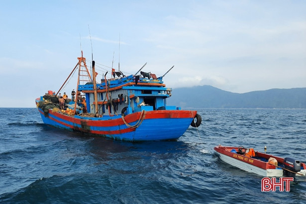 Bắt tàu giã cào của Quảng Ngãi khai thác hải sản sai vùng quy định ở Hà Tĩnh