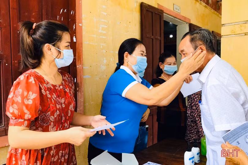 Phụ nữ Hà Tĩnh bền bỉ tuyên truyền, hỗ trợ phòng chống dịch Covid-19