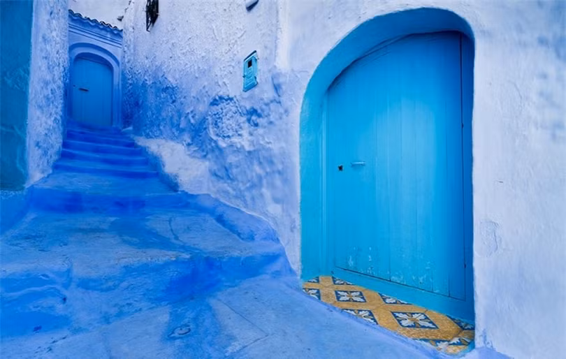 Ngắm thị trấn được sơn toàn màu xanh đẹp như trên thiên đường