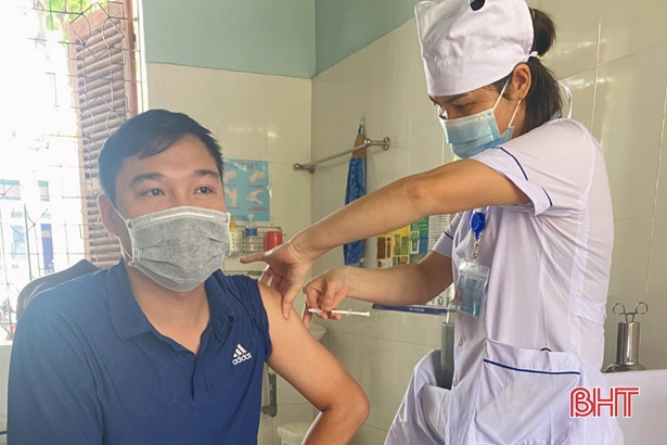 Tiêm vắc-xin phòng dịch Covid-19 cho lực lượng hải quan ở biên giới Hà Tĩnh