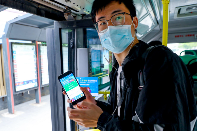 Ứng dụng truy vết trên smartphone giúp điều tra dịch tễ nhanh hơn và đưa ra cảnh báo kịp thời. (Ảnh: ICTworks) Công nghệ thông tin hỗ trợ đắc lực chống dịch Covid-19
