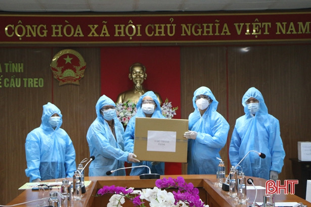 TP Hà Tĩnh tặng trang thiết bị y tế giúp huyện Pặc Xăn phòng chống dịch Covid-19