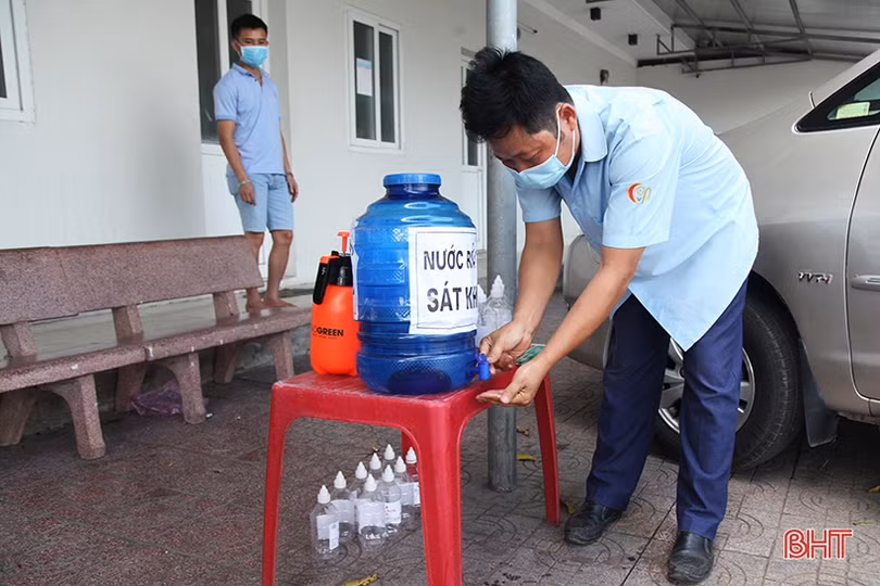 Hà Tĩnh: Siết chặt biện pháp phòng dịch Covid-19 trên xe buýt