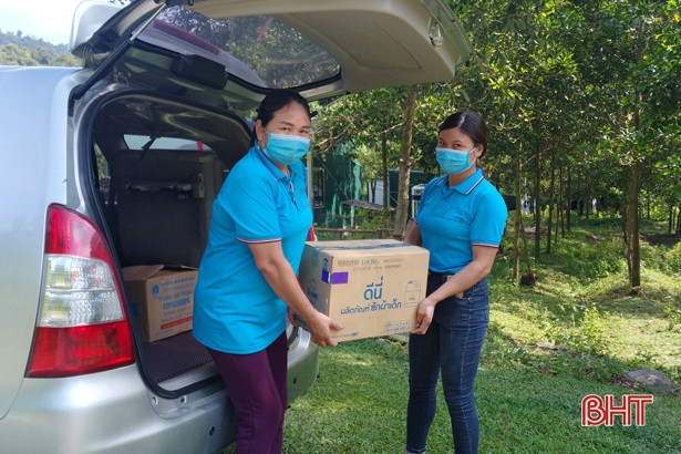 Phụ nữ huyện miền núi Hà Tĩnh tặng quà, động viên lực lượng chống dịch nơi biên giới