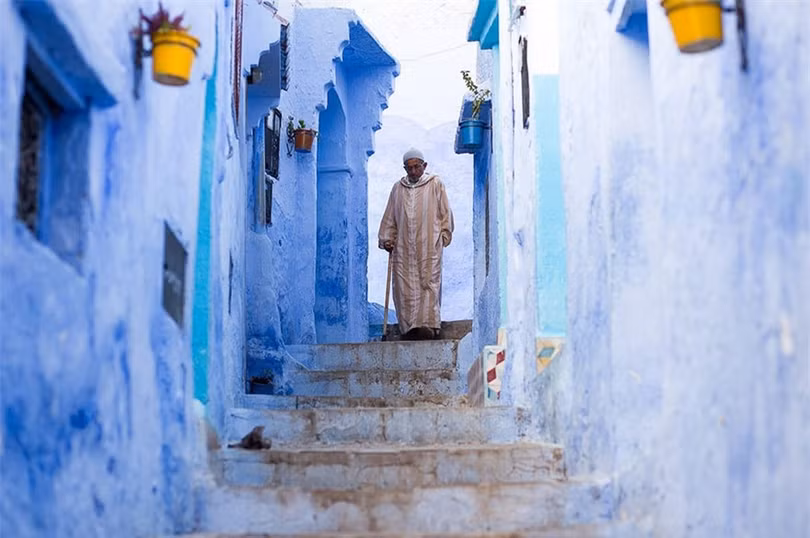 Ngắm thị trấn được sơn toàn màu xanh đẹp như trên thiên đường