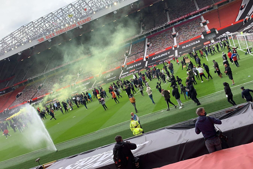 Toàn bộ diễn biến vụ biểu tình khiến trận MU vs Liverpool bị hoãn