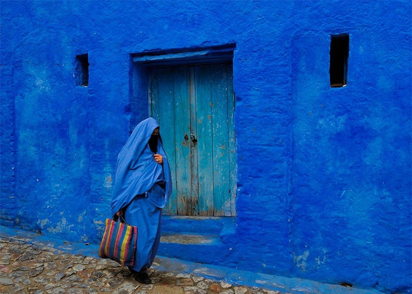 Ngắm thị trấn được sơn toàn màu xanh đẹp như trên thiên đường