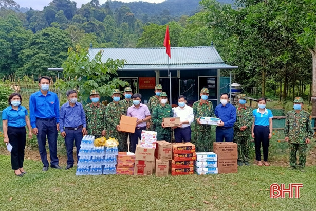 Hương Sơn tặng vật tư y tế cho lực lượng phòng, chống Covid-19