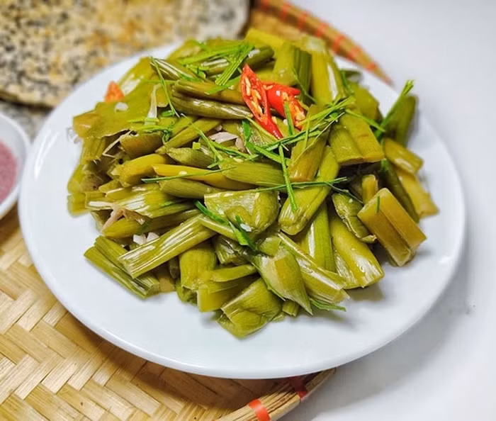 4 món ăn thanh mát từ dọc mùng cho cơm nhà thêm phong phú