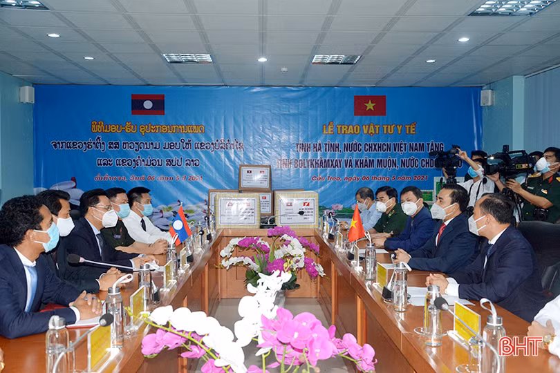 Hà Tĩnh trao tặng vật tư y tế phòng, chống dịch Covid-19 cho 2 tỉnh Bôlykhămxay và Khăm Muộn