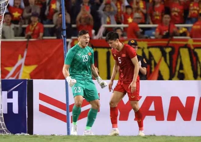 Mê mẩn trước hàng thủ cao kều của ĐT Việt Nam