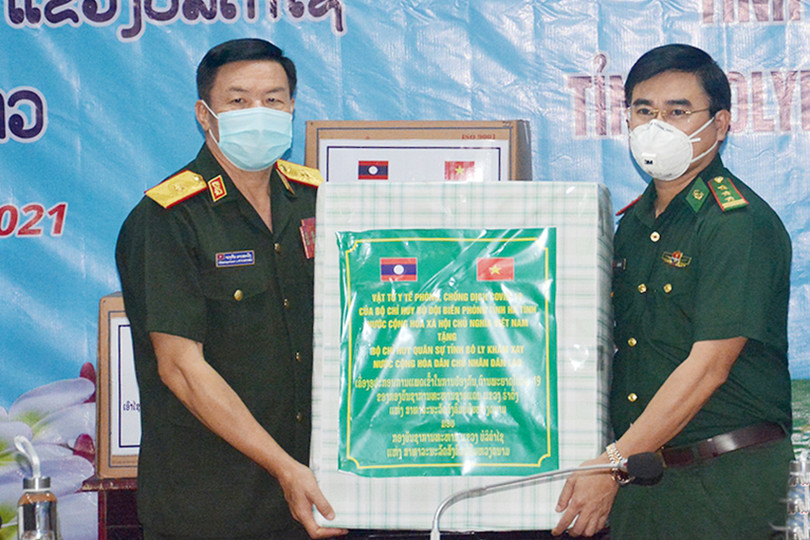 Hà Tĩnh trao tặng vật tư y tế phòng, chống dịch Covid-19 cho 2 tỉnh Bôlykhămxay và Khăm Muộn