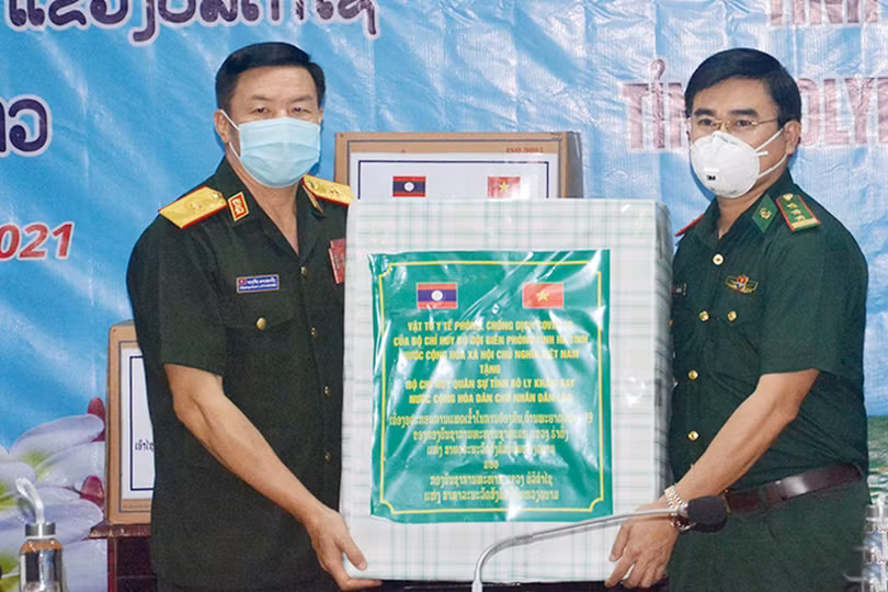 Hà Tĩnh trao tặng vật tư y tế phòng, chống dịch Covid-19 cho 2 tỉnh Bôlykhămxay và Khăm Muộn